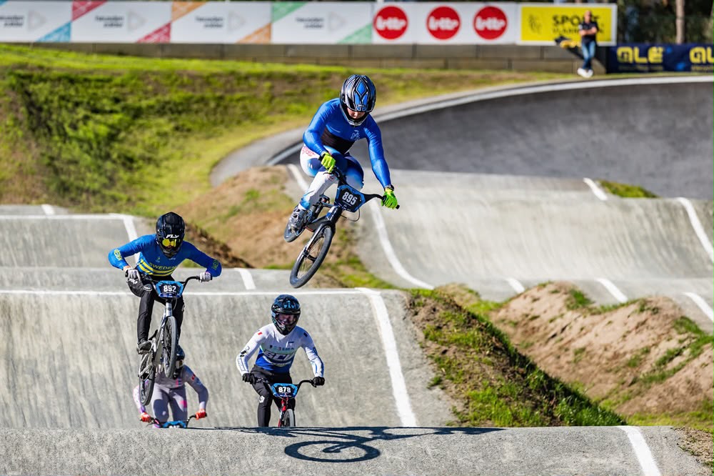 Belgias Zolderis peetud BMX-krossi Euroopa karikasarja 12. etapil pääsesid eestlastest poodiumile meesjuunioride klassis teise koha teeninud Sten Tristan Raid j